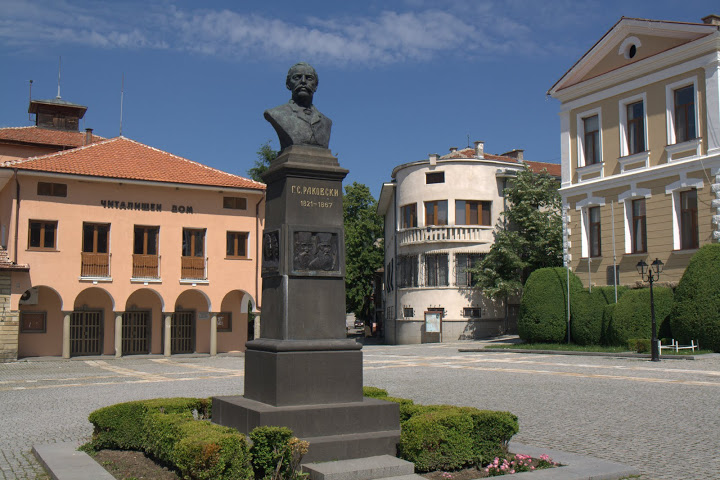 Паметник на Раковски на централния площад