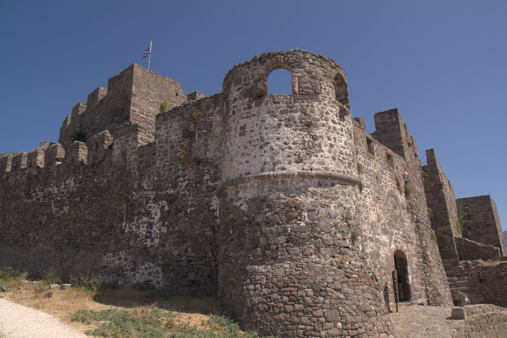 Крепостта над Моливос