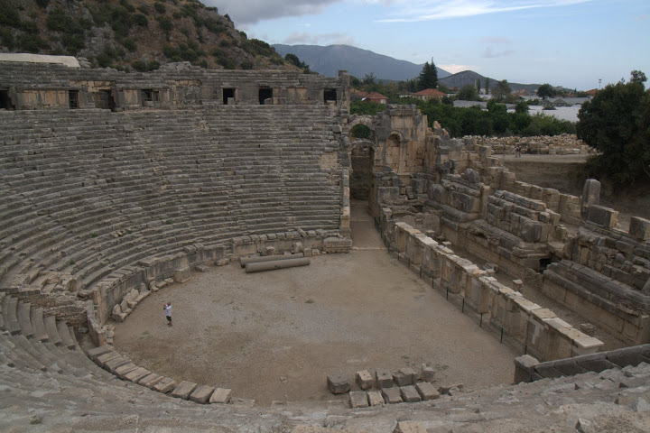 Амфитеатърът в Мира