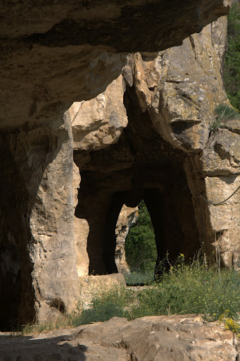 Тунел от останки