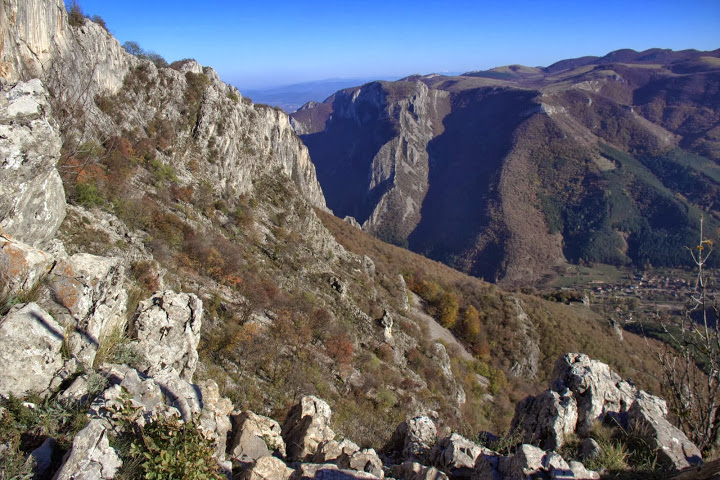 Резерватът Врачански карст край пещерата Леденика
